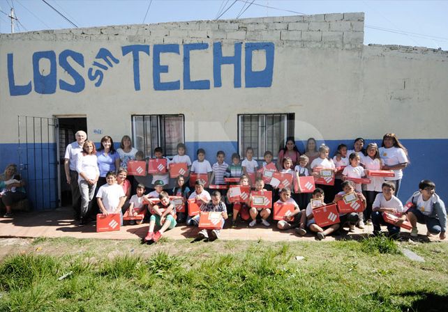 La provincia entregó más de 1,3 millones de pesos al Movimiento Los sin Techo