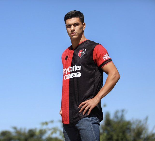 Rodrigo Fernández ya luce la pilcha rojinegra.