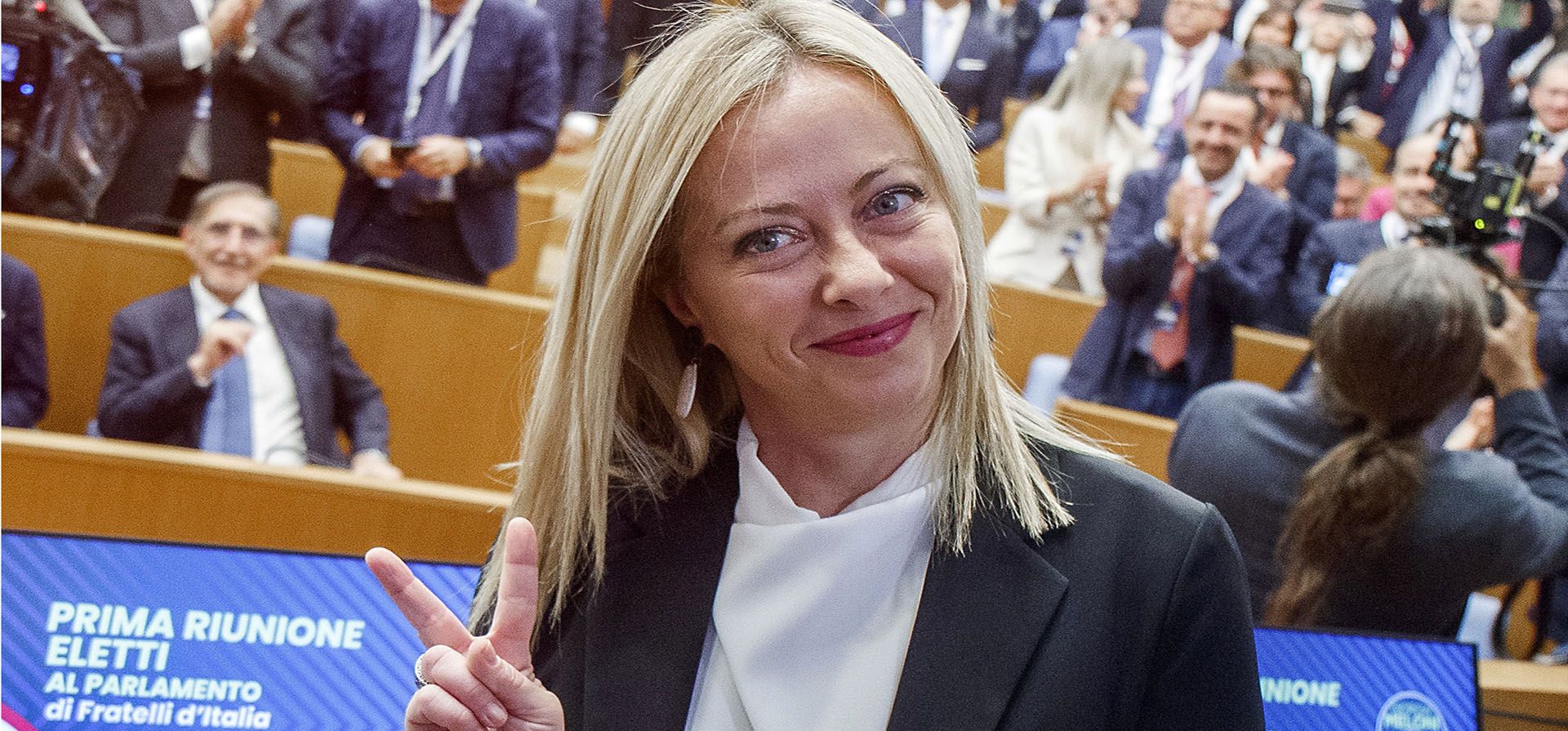 La líder del partido Hermanos de Italia, Giorgia Meloni, da la señal de victoria mientras asiste a una reunión con parlamentarios electos, en Roma, el lunes 10 de octubre de 2022. Los Hermanos de Italia obtuvieron la mayor cantidad de votos en las elecciones nacionales de Italia el mes pasado y Meloni está preparada para convertirse en el próximo primer ministro de Italia.