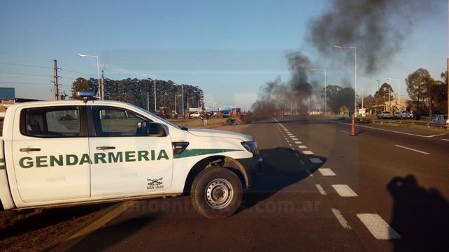 Propietarios de aserraderos de Concordia cortan la Ruta 14
