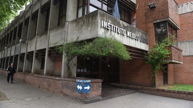 El cuerpo de la joven asesinada en barrio Godoy fue trasladado al instituto Médico Legal donde se realizó una autopsia.&nbsp;