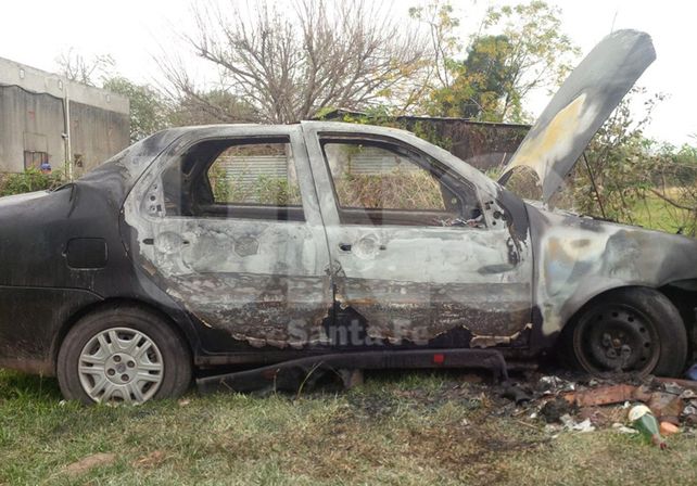 Quemacoches: Incendiaron otro auto esta madrugada en Alberti al 5.500 en el barrio Scarafía