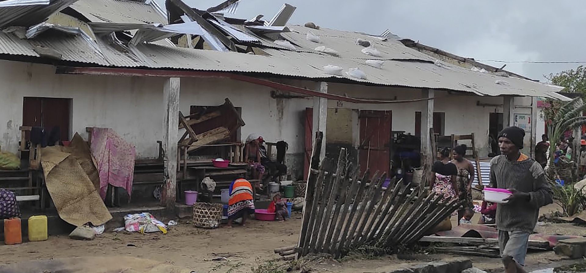 Un hombre camina junto a un edificio dañado, en el distrito de Mananjary, Madagascar, el miércoles 22 de febrero de 2023 después de que el ciclón Freddy llegara a Madagascar. (Foto AP/Solofo Rasolofomanana)