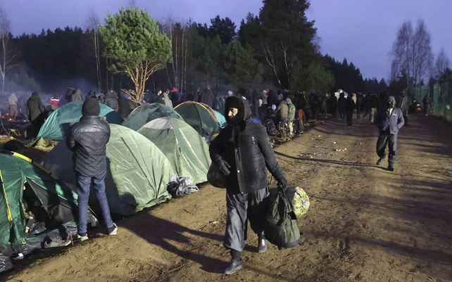 Migrantes de Oriente Medio caminan en el puesto de control Kuznitsa en la frontera entre Bielorrusia y Polonia cerca de Grodno