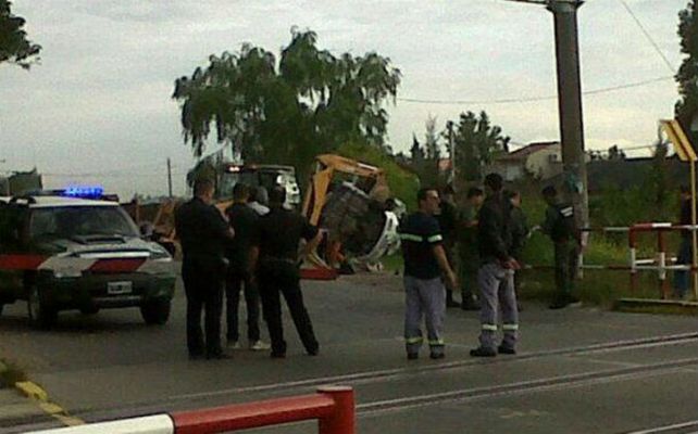 tragedia. El Volkswagen Gol quedó hecho un amasijo en el paso a nivel Jorge Newbery