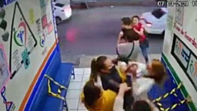 Una familia molió a golpes a una médica que les pidió que se pongan bien el barbijo