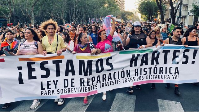 La multitudinaria marcha de los integrantes de la comunidad LGTBIQA+ se hizo sentir por las calles rosarinas.&nbsp;