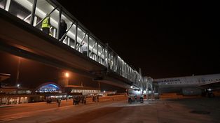 Dos detenidos al aterrizar un avión en Rosario por tener relaciones sexuales en pleno vuelo