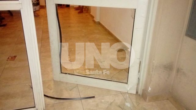 Destrozado. Así quedó el vidrio de la puerta del edificio de Mariano Comas al 2900