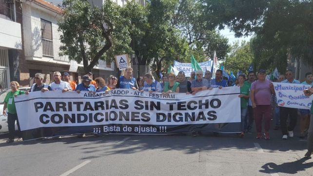 Estatales marchan en rechazo a la oferta del gobierno provincial. Mirá el recorrido