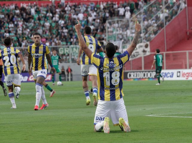 En su primer partido como titular en Central, Julián Fernández lo hizo con un gol. Lo celebró con emoción.