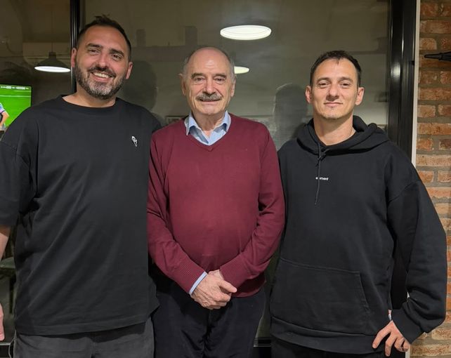Nelson junto a sus hijos Ramiro y Lucas, quienes trabajan con él en la gestión de la marca.