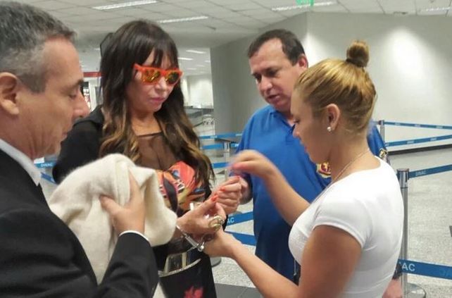 Moria fue esposada por los agentes que la llevaron detenida.