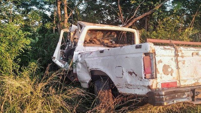 La camioneta dio de lleno contra un árbol. Sucedió en Villaguay.