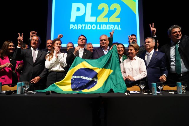 Flávio Bolsonaro junto a su candidato a vicepresidente