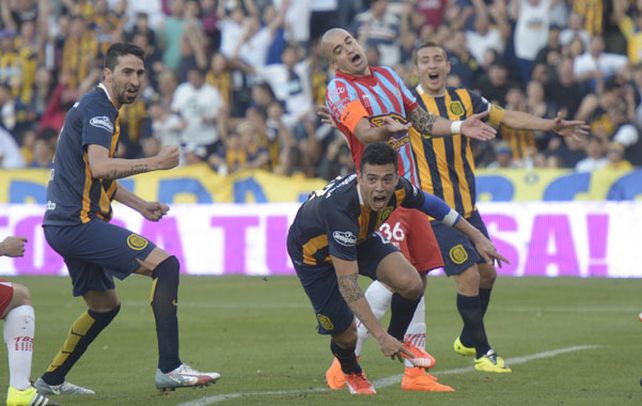 último antecedente. Nery Domínguez acaba de convertir ante Arsenal y sale a gritarlo. Donatti y Ruben lo festejan. El uruguayo Silva lo sufre.