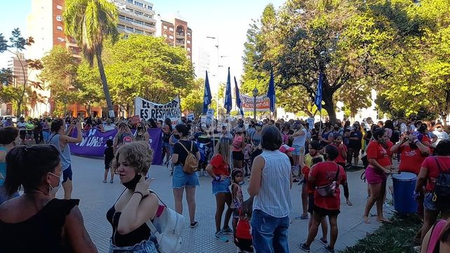 Masiva marcha de la agrupación Ni una menos frente a tribunales de Santa Fe