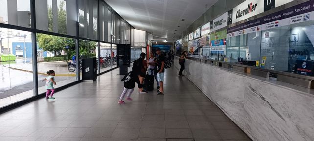 Muchas familias van a la estación Mariano Moreno para iniciar sus vacaciones.