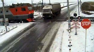 El impactante video del potente choque entre un camión y dos trenes en Rusia