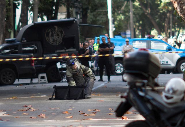 Alarma. Un policía asegura un paquete que apareció en el barrio de Leblon