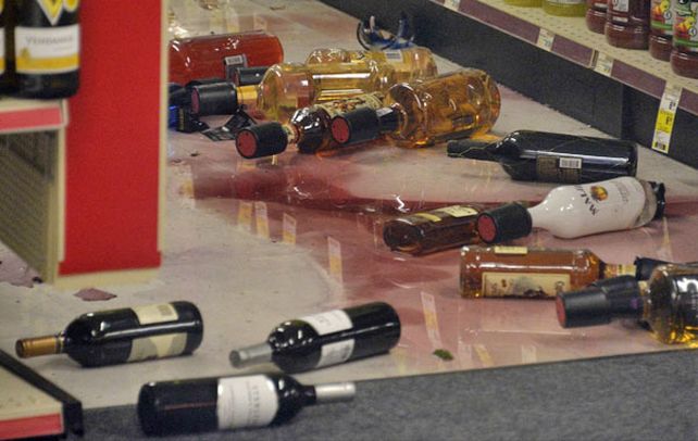 Impacto. Una licorería de Fullerton evidencia los efectos del sismo.
