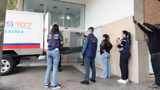 Personal del Sies trasladada el cuerpo del gendarme para la realización de una autopsia en el Instituto Médico Legal