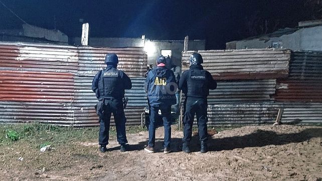 En el allanamiento en barrio Los Troncos detuvieron a un hombre sindicado por el delito de asesinato y tentativa