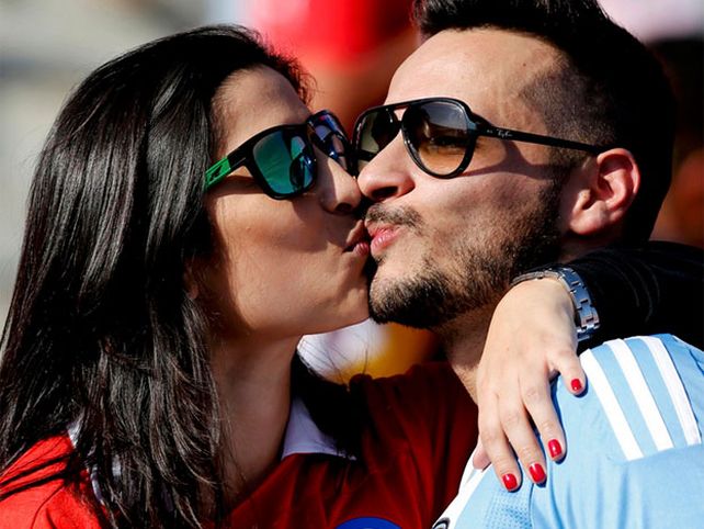 ¡Le rompió la boca! El apasionado beso entre una chilena y un argentino