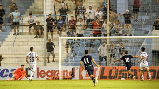 El primer gol de Acassuso ante Newell's, en Rafaela. 