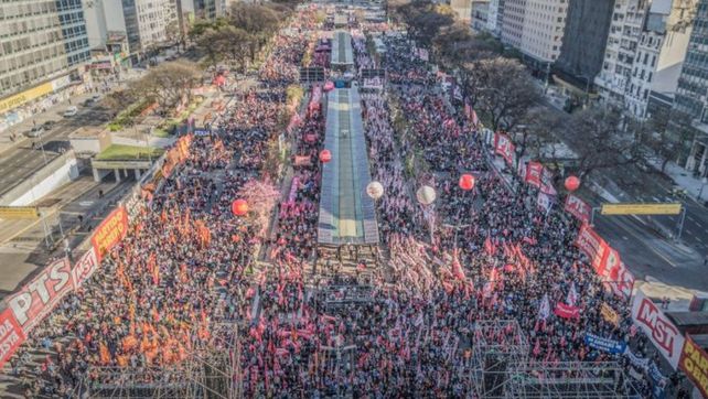 En la 9 de Julio. Una multitud se congregó ayer en la ciudad de Buenos Aires en torno a las consignas del FIT.