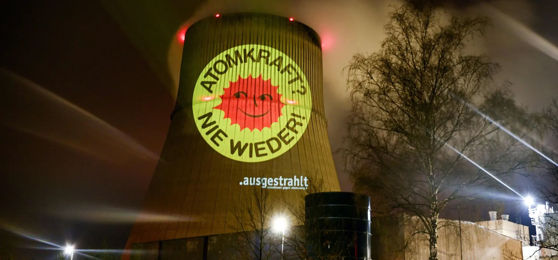 Lingen, Alemania. Activistas de la organización antinuclear nacional ausgestrahlt iluminan una torre de refrigeración de la central nuclear de Emsland, dirigida por la compañía energética alemana RWE, con las palabras "Energía nuclear, nunca más". Alemania cerrará sus tres centrales nucleares restantes el 15 de abril. Fotografía: Ina Fassbender/AFP/Getty Images