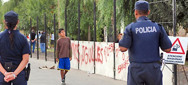 Esc&aacute;ndalo por un muro que separa a pobres y ricos en el gran Buenos Aires