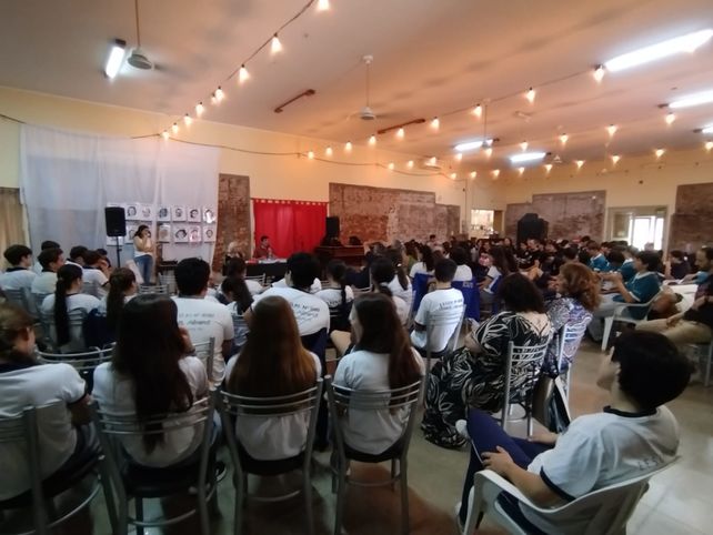 La presentación del libro Sembrando Memoria se realizó ante los alumnos de 4º y 5º año de las ecuelas secundarias de Sastre.