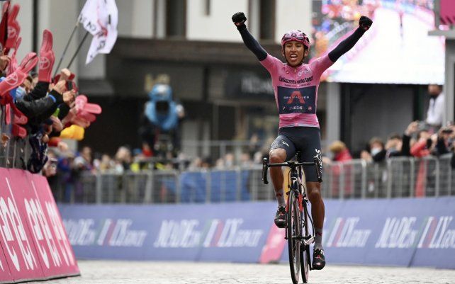 El colombiano Egan Bernal celebra mientras se acerca a la línea de meta para ganar la 16° etapa de la carrera ciclista del Giro de Italia, desde Sacile hasta Cortina D