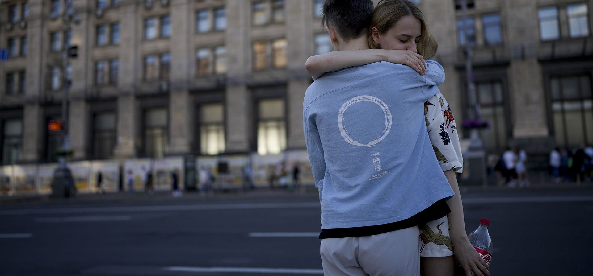 Una pareja se abraza durante las celebraciones del Día de Kiev en Kyiv, Ucrania.