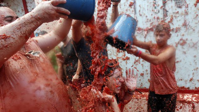 Tomatina, la batalla roja celebra su fiesta anual con un mensaje contra la homofobia