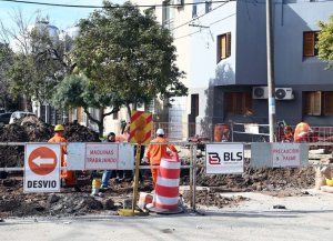 Abandono de obras y calles anegadas: tras meses de reclamo, arrancaron con la reparación Alberdi y Calchines