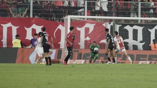 Keylor Navas la aferra con seguridad. El arquero de Newells otra vez fue clave, esta vez ante el duro Argentinos.