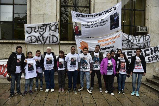 Familiares y amigos de Emanuel y David acompañaron la audiencia de ayer en Tribunales.