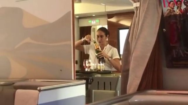 In fraganti. La azafata fue filmada en el momento justo en que reciclaba champagne.&nbsp;