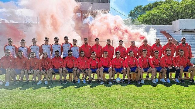 El plantel y cuerpo técnico de Atlético Paraná en la imagen institucional previa al inicio de la temporada.&nbsp;