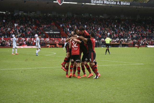 Todos los abrazos son para Nacho Scocco que marcó el primer gol de la lepra.&nbsp;