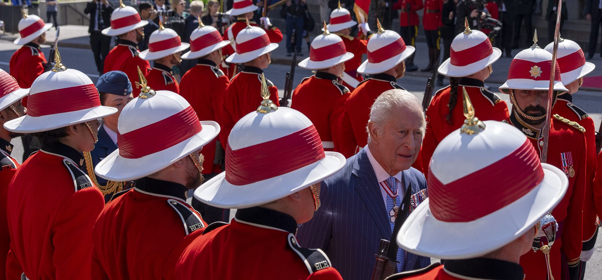 El rey Carlos pasa revista a la guardia de honor a su llegada al Senado en Ottawa, Canadá, el martes 27 de mayo de 2025. (Christinne Muschi/The Canadian Press vía AP) El rey Carlos pasa revista a la guardia de honor a su llegada al Senado en Ottawa, Canadá, el martes 27 de mayo de 2025. (Christinne Muschi/The Canadian Press vía AP)