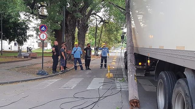 Un camión arrancó cables de luz