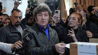 Javier Milei votó y se quejó del doble sistema de votación en CABA: Esto pasa por andar improvisando