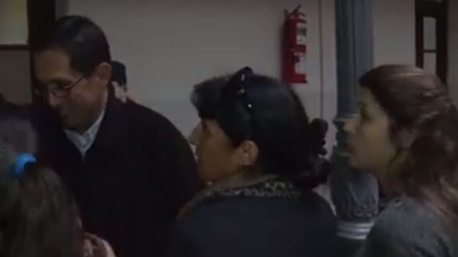 Al grito de Pedófilo hijo de puta, Moya fue increpado por familiares de las víctimas de abuso