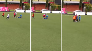 Dos chicos de Newells de la categoría 2013 fueron a consolar a uno de Central tras un gol en contra.