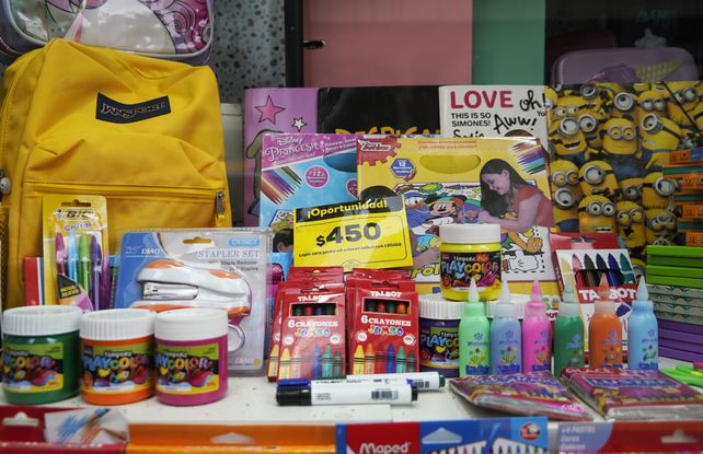 Lanzan una canasta escolar en Santa Fe con 20 productos a precio congelado desde 2024