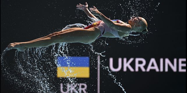 Un miembro del equipo de Ucrania compite durante la final de los mejores momentos de la natación artística en el 19° Campeonato Mundial FINA en Budapest