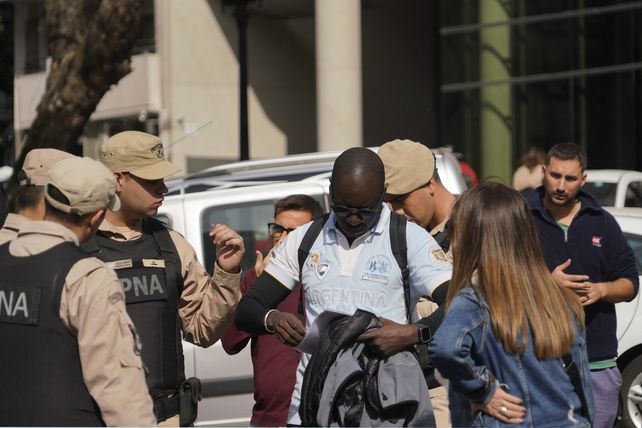 El diplomático francés sufrió un asalto frente al Pami y persiguió a los delincuentes hasta el edificio de la ex Aduana.